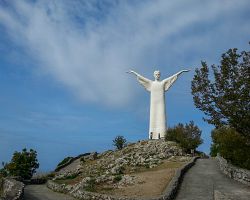 Unikátní socha Krista Vykupitele na hoře Monte San Biagio ve městě Maratea