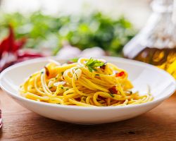 Vynikající těstoviny aglio e olio s kalábrijskými papričkami