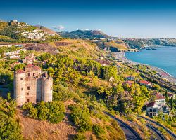 Pevnost Castello Fiuzzi – bývalá strážná věž v Praia a Mare