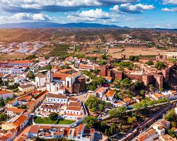 Středověké městečko Silves s maurským hradem