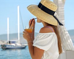 Osvěžení ve formě ovocného džusu v příjemném závanu větříku na pobřeží Costa del Sol