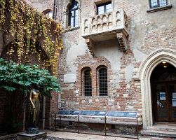 Světoznámý Juliin balkon ve Veroně