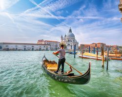 V Benátkách se můžete projet po kanálu Grande