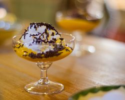 Advocaat – tradiční nizozemský vaječný likér, někdy navíc podávaný se šlehačkou a čokoládou. Dobrou chuť!