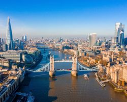Pohled na okolí londýnské řeky Temže z výšky