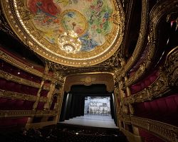 Hlavní sál pařížské Opéry Garnier se stropem Marca Chagalla
