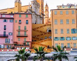 Barevný a fotogenický Menton nelze neminout