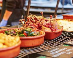 Gastronomie na vánočních trzích v Paříži