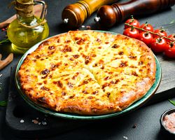 Nejznámější gruzínské jídlo Chačapuri – slaný koláč plněný sýrem