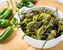 Pimientos de Padrón. Některé pálí, jiné ne. Troufnete si?