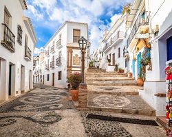 Bílá vesnička Frigiliana s maurským nádechem