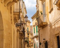 Úzké uličky italského jihu lemované historickými domy v městečku Lecce