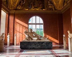 Majestátní Apollonova socha v Louvru