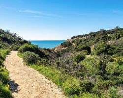 Algarvská stezka Sete Vales Suspensos s výhledy na moře a pobřeží