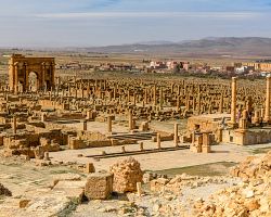 Rozsáhlé pozůstatky římské civilizace mezi kamennými ruinami v Timgadu