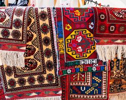 Tradiční ručně tkané pestrobarevné koberce Tuaregů