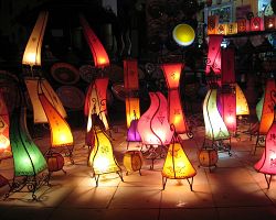 Ručně malované barevné lampy na marockém trhu v Agádíru