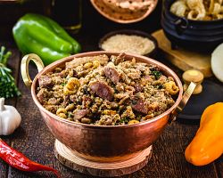 Feijão Tropeiro – tradiční vydatné brazilské jídlo z fazolí, maniokové mouky, vajec a uzenin s bohatou chutí