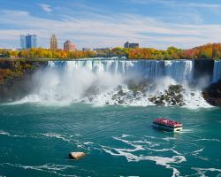 Užijte si plavbu lodí k dechberoucím Niagarským vodopádům…