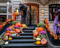 Nápaditá a originální halloweenská výzdoba na schodech domů v americkém New Yorku