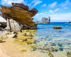 Capo Testa proslulý zajímavými granitovými útvary a azurovými vodami