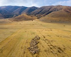Jedna z nejkrásnějších tras v Arménii vedoucí na horu Artanish