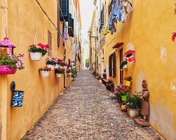 Toulky malebnými dlážděnými uličkami starého města Alghera