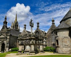 Historický farní dvorec s kalvárií a kostelem sv. Miliau v Guimiliau