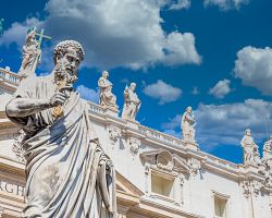 Pohled na sochu sv. Petra ve Vatikánu v Itálii