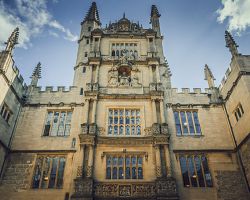 Exteriér jedné z nejstarších knihoven – Bodleian Library v Oxfordu