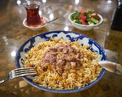 Plov – typický uzbecký pokrm s rýžím, masem, mrkví a cibulí