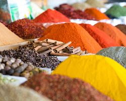 Výběr orientálního koření na Chorsu bazaru v Taškentu