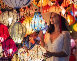 Kouzelná noční atmosféra s barevnými lampiony v Hoi An