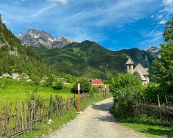 Scénická cesta vedoucí k ikonickému kamennému kostelu sv. Jiří v NP Thethi