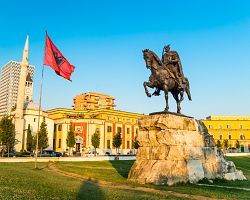 Skanderbegovo náměstí se sochou tohoto národního hrdiny v Tiraně