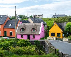 Tradiční irská vesnička Doolin s barevnými domky