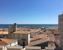 Výhled na Saintes-Mairies-de-la-Mer z místního kostela