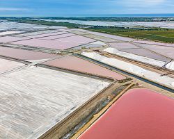 Barevná saliniště městečka Aigues Mortes