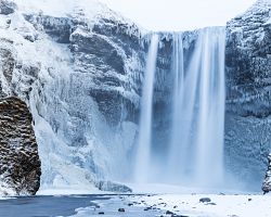Majestátní vodopád Skógafoss uprostřed sněhobílé krásy