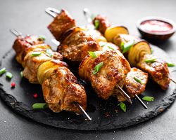 Kontosouvli – velké kousky jehněčího masa grilované na špejli