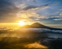 Zažijte magický východ slunce z vrcholu balijské sopky Batur…