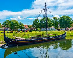 Tradiční vikingská loď kotvící u břehů dánského Roskilde