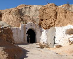 Tradiční troglodytní obydlí v tuniské vesnici Matmata na Sahaře