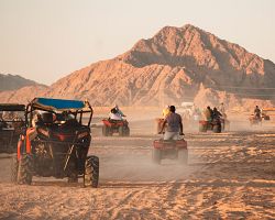 Adrenalinová jízda na čtyřkolkách saharskou pouští v Tunisku