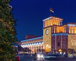 Vánočně vyzdobené náměstí Republiky v Jerevanu v Arménii