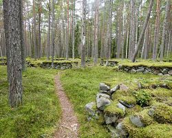 Chátrající objekty na prohlídkové trase ostrova Naissaar připomínající období studené války