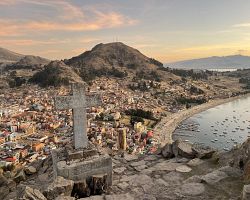 Městečko Copacabana na břehu jezera Titicaca v Bolívii