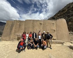 Naše skupina cestovatelů u tzv. stěny šesti monolitů v peruánské pevnosti Ollantaytambo