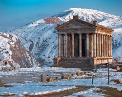 Antický chrám Garni v zimním období – jediný dochovaný pohanský chrám v Arménii