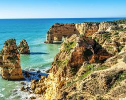 Jedinečné skalní formace a skryté pláže stezky Sete Vales Suspensos v portugalském Algarve